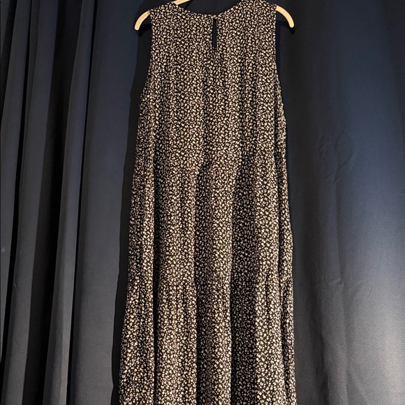 Black and White Sleeveless Maxi Dress - Picture 4 of 7